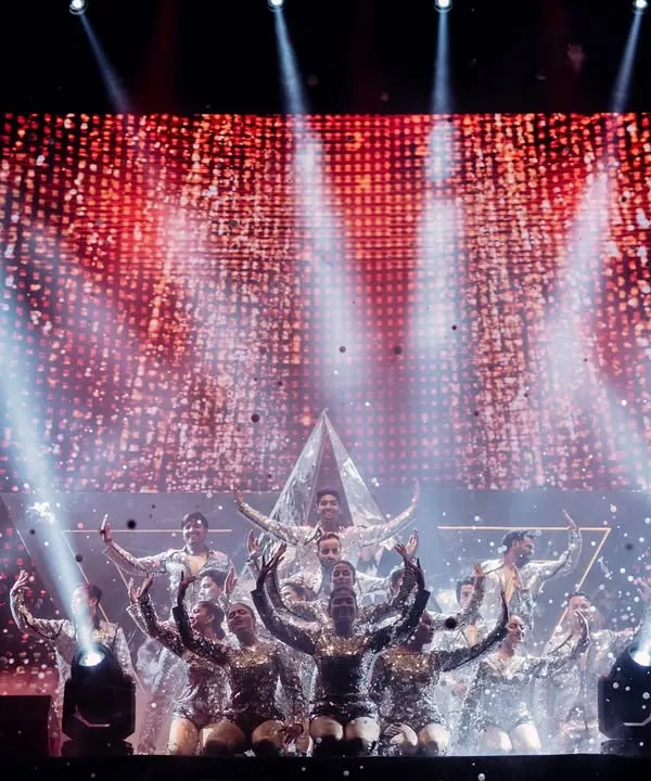 We believe your entry shouldn't just be a walk, but a statement. Here, we designed a spectacular couple entry using dramatic lighting, synchronized movements with backup dancers, and special effects to create a truly unforgettable, high-impact moment.