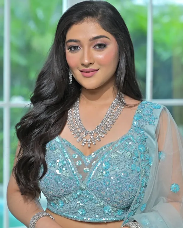 A stunning portrait featuring a multi-tiered American diamond necklace. Paired with a powder blue sequined lehenga, this is the perfect inspiration for a modern reception look.