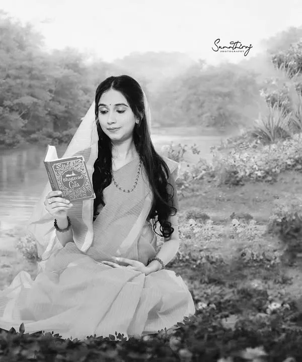 A black and white version of our Ram-Sita inspired shoot, focusing on the serene and timeless grace of the moment. This artistic choice adds a layer of classic, emotional depth to the mythological theme.