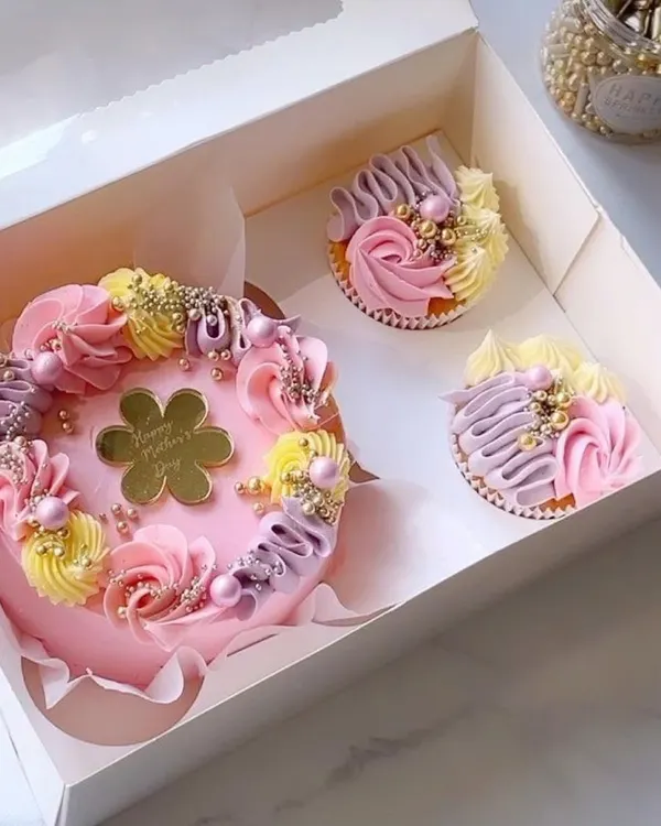 My Mother's Day bento box is one of my most popular gifts. This set features a lovely mini cake and two coordinating cupcakes, all beautifully packaged and ready to make her day extra sweet.