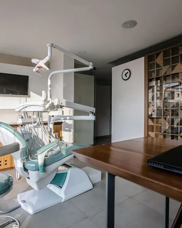 A view from the practitioner's side in the dental clinic. The space is designed to be efficient and organized, with natural light and clean lines creating a professional yet comfortable environment.