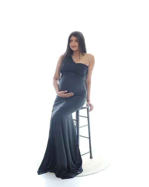 Simplicity is the ultimate sophistication. This clean, minimalist studio portrait uses a simple white background to put all the focus on the mother-to-be and the beautiful silhouette of her baby bump.