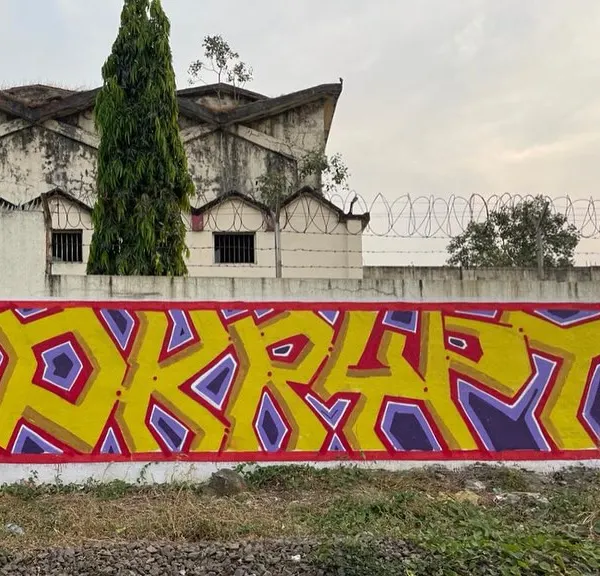 No trains were harmed in the making of this trackside piece. Just a classic "DKRYPT" wildstyle to brighten up the commute.
