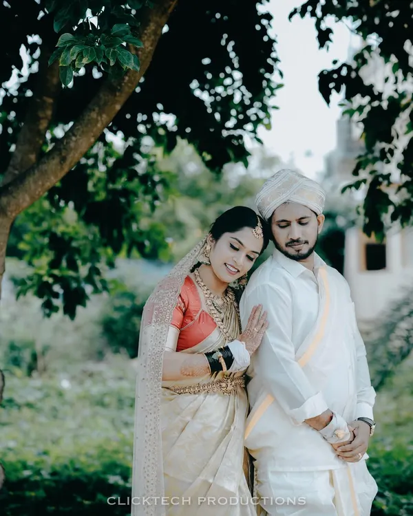 A tender moment between a bride and groom in traditional South Indian wedding attire. I focus on capturing these quiet, unposed interactions amidst the day's celebrations.
