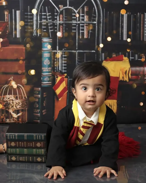 This little wizard is ready for his journey to Hogwarts. I love bringing popular themes to life, and this Harry Potter setup, complete with a magical library backdrop and props, is perfect for capturing your baby's enchanting personality.