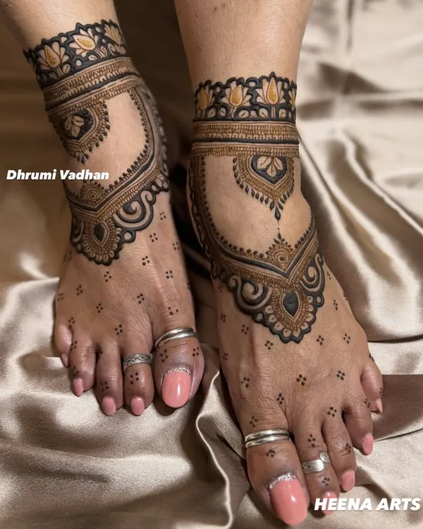 A chic and minimal design for the feet, featuring a delicate pattern that resembles an anklet. Perfect for the modern bride or for guests.