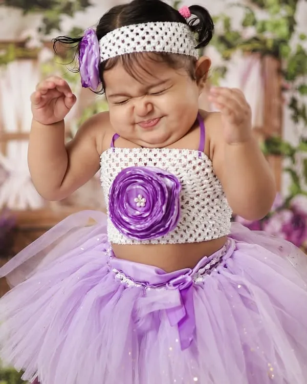 That scrunchy-nosed smile is everything! At 9-10 months, babies are so expressive, making sitter sessions the perfect time to capture their budding personalities.