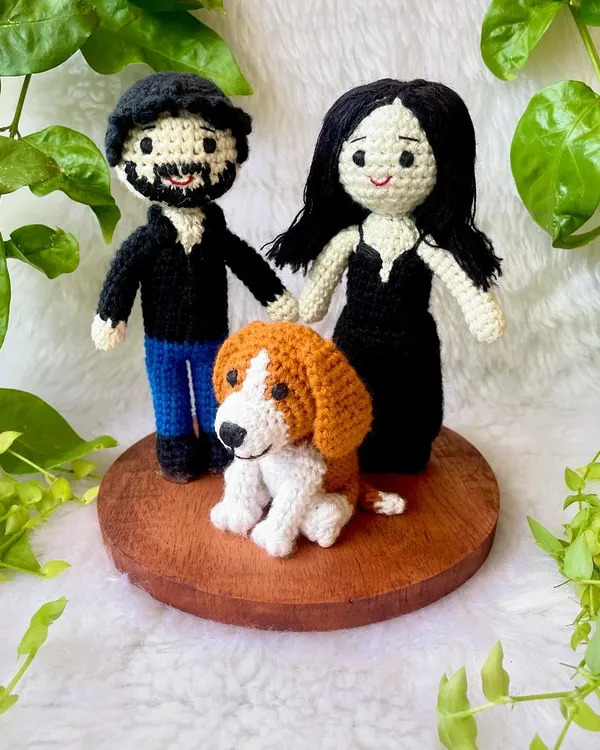 This custom family portrait features a couple and their beloved beagle, all handmade in crochet and set on a wooden display base. It was a joy to create such a personal and meaningful keepsake.