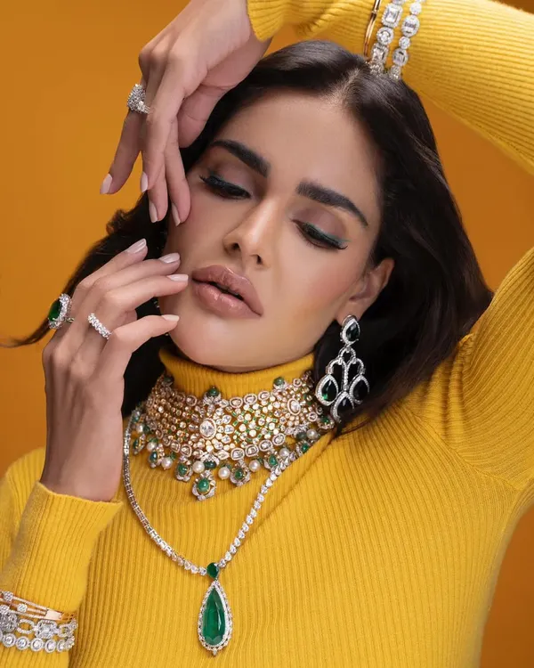 A final shot from a high-end jewellery campaign. My on-set internships provide opportunities to be part of professional shoots like this, learning how to style precious gems and create powerful commercial imagery for your portfolio.
