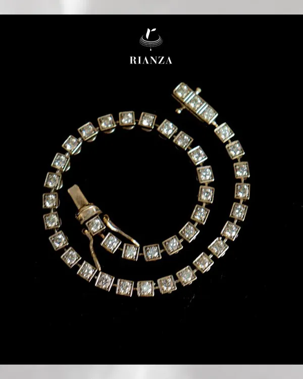 Our stunning diamond tennis bracelet is a must-have for any jewellery collection. It adds a perfect touch of sparkle to your daily outfits and can be stacked with other bracelets.