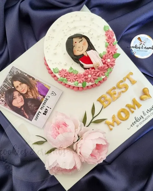 My "Best Mom" cake platter is a heartfelt way to celebrate your mother. It features a custom bento cake with a hand-painted portrait, an edible polaroid, and beautiful sugar flowers.