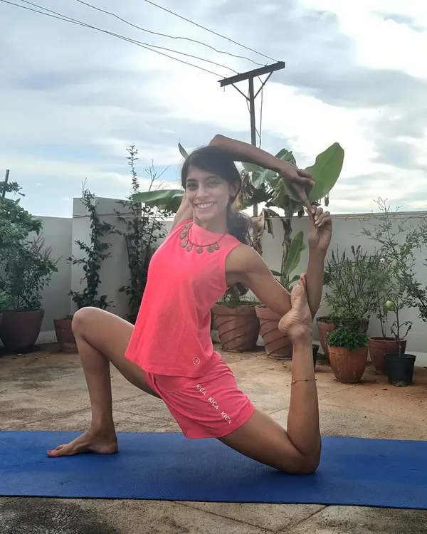 Finding a deep stretch in this lunge with a mermaid variation. This asana is amazing for opening the hip flexors and quadriceps while also creating space in the chest and shoulders. Remember to breathe into the stretch.