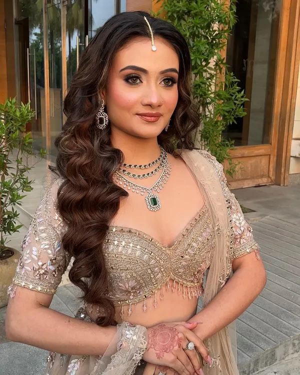 This is the golden hour glow I live for. I created this soft glam look with warm, shimmery eyes and a dewy base that looks incredible in photos and even better in person. It’s perfect for an engagement or reception party where you want to feel radiant and effortlessly beautiful.