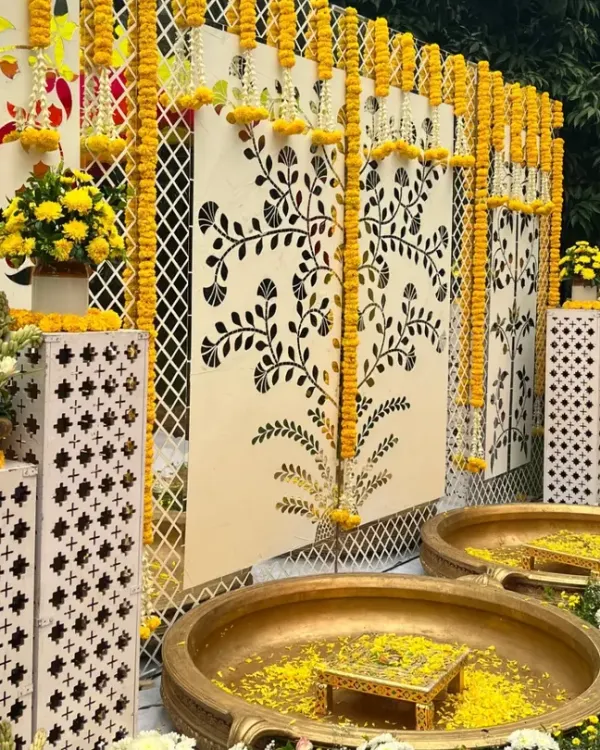 A modern twist on a timeless tradition. This mirror Haldi decor setup reflects the joy of the ceremony, with intricate floral patterns and classic marigold garlands adding a touch of elegance.