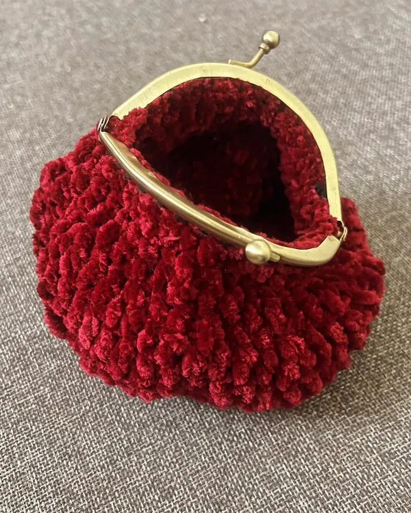 This adorable coin purse is made from luxurious red velvet yarn. It’s incredibly soft and features a classic golden clasp frame, perfect for coins or small jewelry.