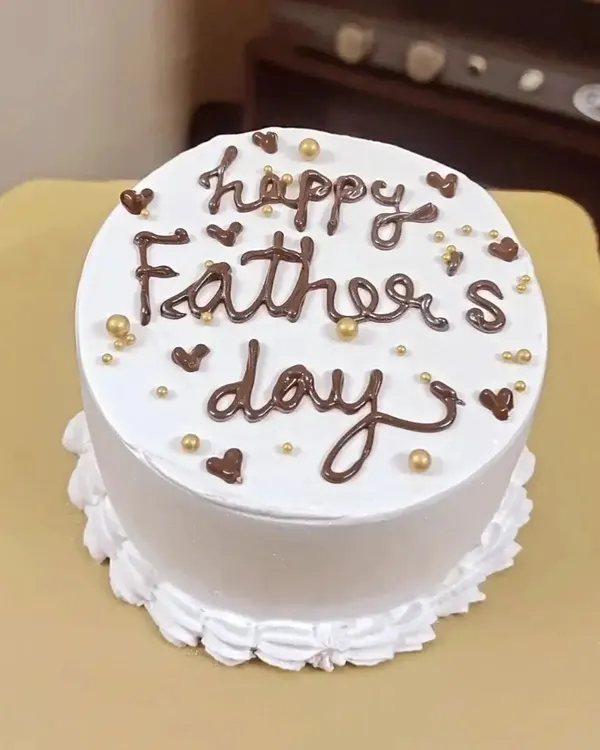 A simple and sweet cake for Father's Day 2024. Sometimes a heartfelt message is the best decoration.