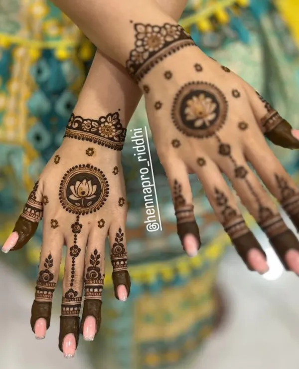 This is one of my favorite minimalist styles. A bold lotus mandala on the back of the hand, paired with delicate chains and simple finger bands, creates a look that is both modern and timeless.