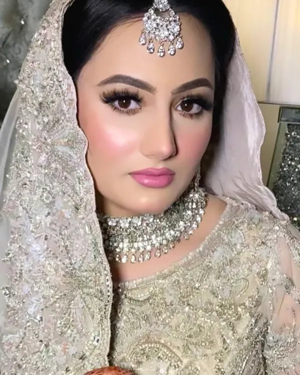 This is the look every bride dreams of. I created this flawless, radiant base with soft contouring and a luminous finish, complemented by defined eyes and a classic pink lip. It's all about creating a timeless and unforgettable bridal moment.
