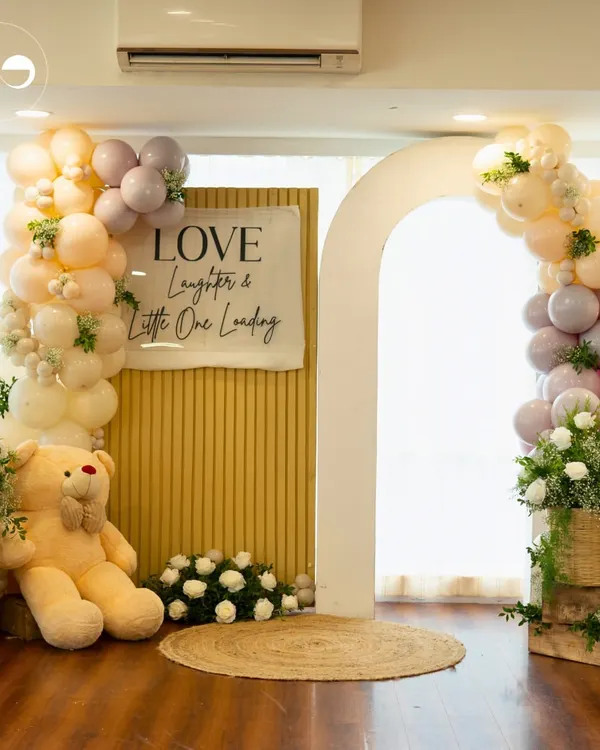 A beautiful overview of a teddy bear picnic-themed baby shower. This setup combines custom backdrops, lush florals, and charming balloon arrangements to create a warm, welcoming, and picture-perfect celebration for the parents-to-be.