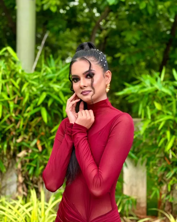 This is a complete Western-style glam look. I created a sleek high ponytail with pearl details and face-framing waves, paired with a dramatic smokey eye.