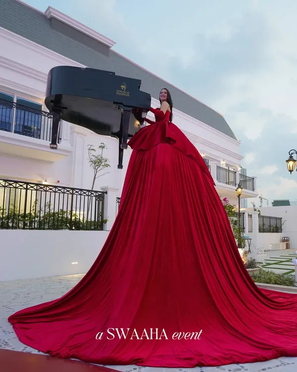 Elegance, artistry, spectacle. This "Piano Dress" performer is the kind of extraordinary entertainment I bring to events, blending live music with visual wonder to create a truly jaw-dropping moment.