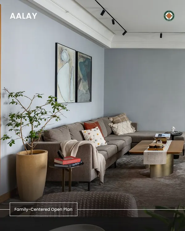 The Aalay residence is designed around a family-centered open plan. The living and dining areas flow into one another, with carefully placed furniture defining each zone without walls, creating a sense of openness and connectivity for this multi-generational family.