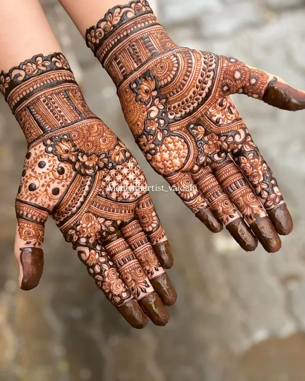 This is the kind of heavy bridal mehendi I love to create. It's packed with detail, combining traditional patterns with fine lines for a result that is both classic and stunning. Every element is drawn with care to ensure your bridal henna is perfect.