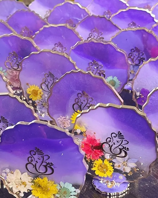This is my favorite sight, a whole family of mini Ganesha favors ready to go to their new home. I made this batch of 150 pieces in a beautiful custom purple, each with a Ganesha motif, real dried flowers, and a gold-painted edge. They are perfect as wedding return gifts or mehendi favors. 🌸