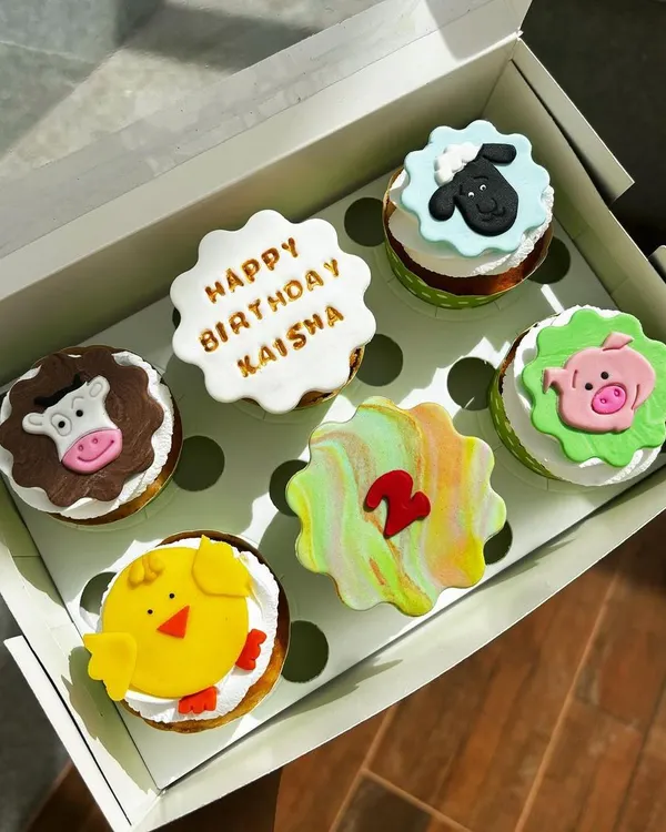 This farm animal theme is one of my most requested designs for kids' parties. Each topper, from the sheep to the pig, is handcrafted from fondant to bring a playful and delicious touch to your celebration.