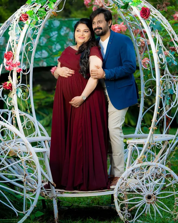 Create your own fairy tale with this beautiful, white ornate carriage prop. It serves as a stunning centerpiece for romantic couple portraits in a garden setting.