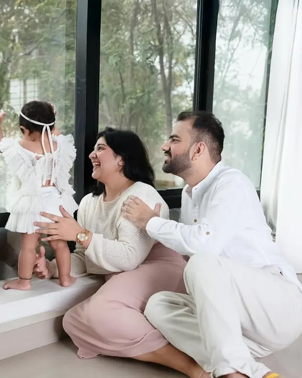 This is the kind of beautiful, candid story I love to capture. This moment, with the family looking out the window together, is full of so much natural joy and connection.