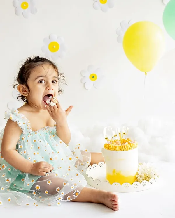 A dainty daisy-themed cake smash for little M's first birthday. She had a love-hate relationship with the cake, which made for some hilarious and adorable expressions! These sessions are all about letting them have fun.