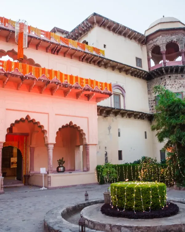 Decorating a heritage venue like Tijara Fort Palace requires a delicate touch. Here, I used traditional marigold garlands and fairy lights to highlight the beautiful architecture without overpowering it.