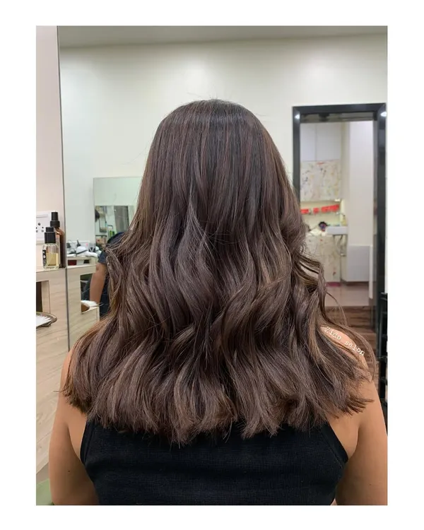 These subtle brown highlights give the illusion of a global color but with more dimension and a softer grow-out. The result is rich, healthy-looking hair with beautiful movement.