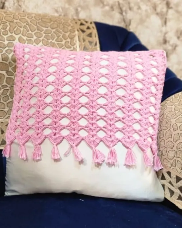 A pretty pink cushion cover to make your sofa look beautiful. I made this with a lovely mesh pattern and added small tassels on the bottom. It is made from 100% cotton yarn, so it is very soft. 🥰