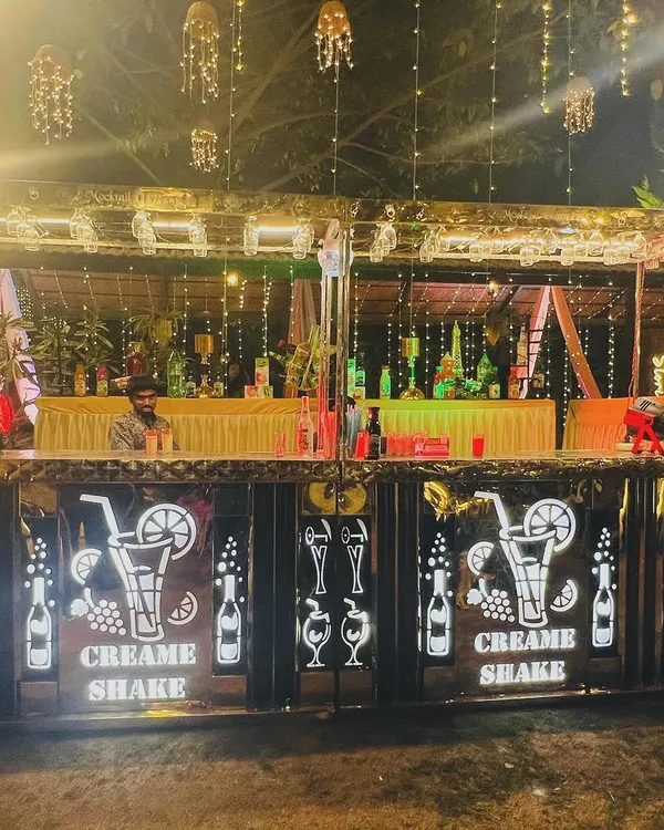 My live mocktail and shake counter, fully equipped and lit for an evening party. I offer a variety of refreshing, non-alcoholic beverages to ensure every guest has a special drink in hand.