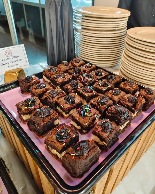 Pure chocolate indulgence in every bite! These centre-filled gooey chocolate squares are what dessert dreams are made of, fudgy on the outside and creamy on the inside.