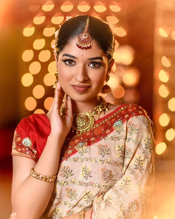 A radiant look for our Diwali photoshoot. I created a classic winged eyeliner and a soft nude lip, paired with traditional gold jewelry for a timeless festive glow.
