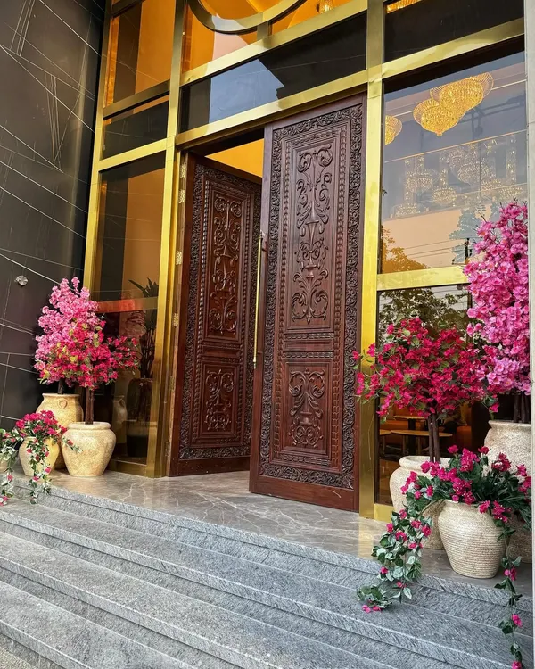 The final look of this spectacular entrance in Vrindavan. The combination of vibrant pink faux flowers and ornate pots creates a luxurious and unforgettable welcome.