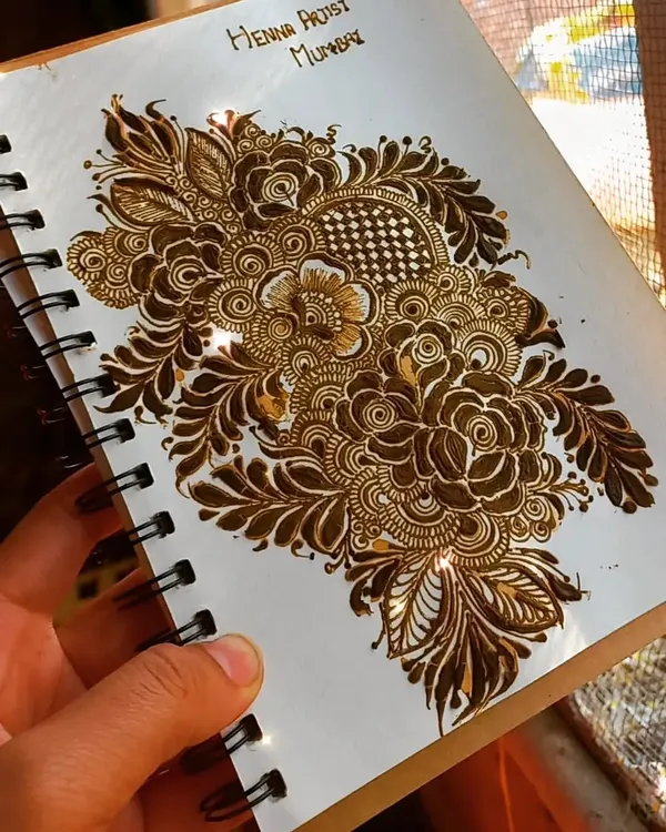 An intricate floral bunch from my sketchbook. This is a great example of how we learn to combine different flowers, leaves, and fillers into one cohesive and beautiful patch design.