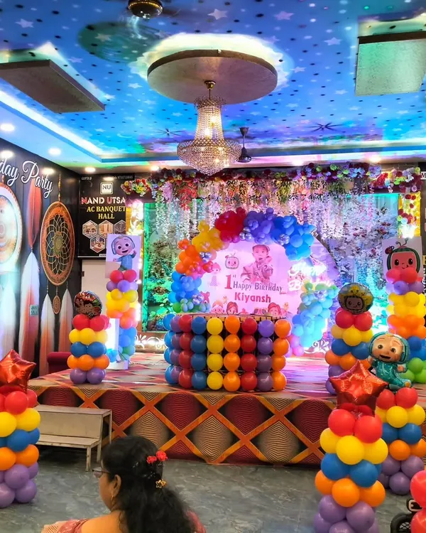 This is how I bring a grand Cocomelon theme to life for a first birthday in a banquet hall. The entire stage is transformed with colorful balloon pillars, character cutouts, and a personalized backdrop, creating a perfect photo zone and a magical atmosphere for the little one.