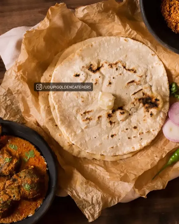 This is our authentic Jolada Roti, a rustic flatbread from North Karnataka made with sorghum flour. It is served with a traditional brinjal curry and spicy chutney powder.
