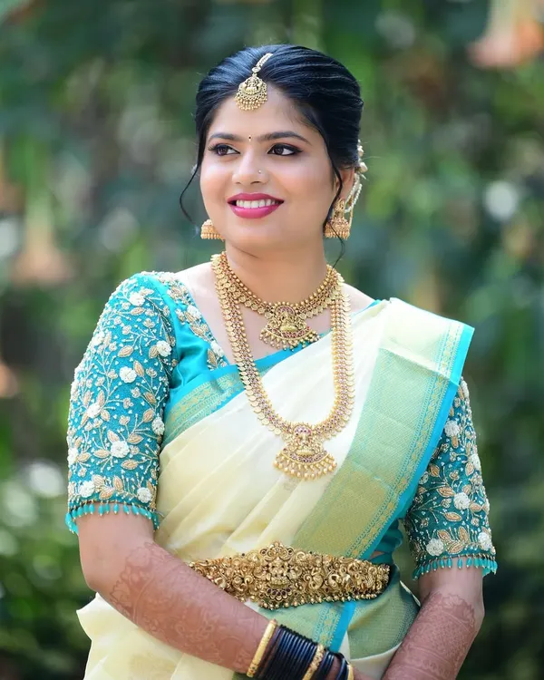 A classic South Indian bridal look. I focused on creating a radiant, flawless base that looks like second skin, paired with bright, happy lips and defined eyes to complement the beautiful Kanjeevaram saree and temple jewellery.
