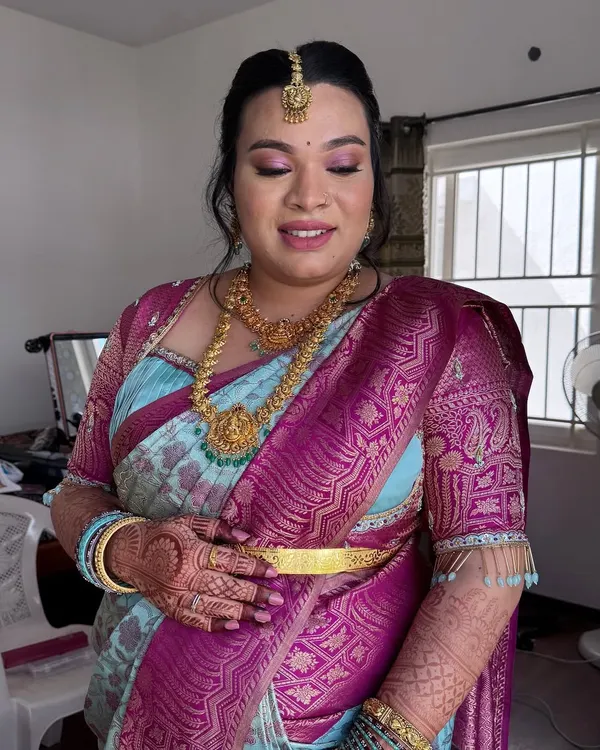 A beautiful 'no filter, no edit' shot of Preethi for her baby shower. I created a soft, glowing look with pink tones to celebrate this special day.