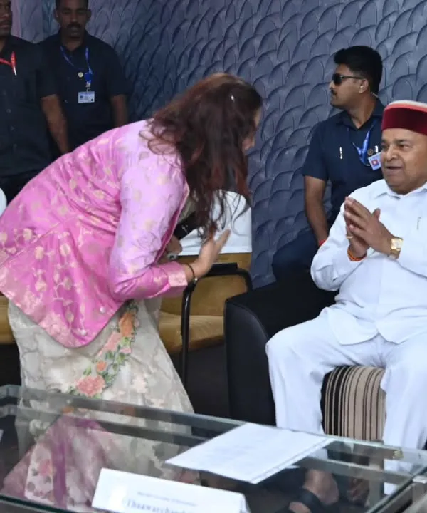A moment of respect as I interact with the Hon’ble Governor of Karnataka, Shri Thawarchandji Gehlot, at the Pragya Samaj Felicitation Ceremony. It was an honor to host an event with such distinguished guests.