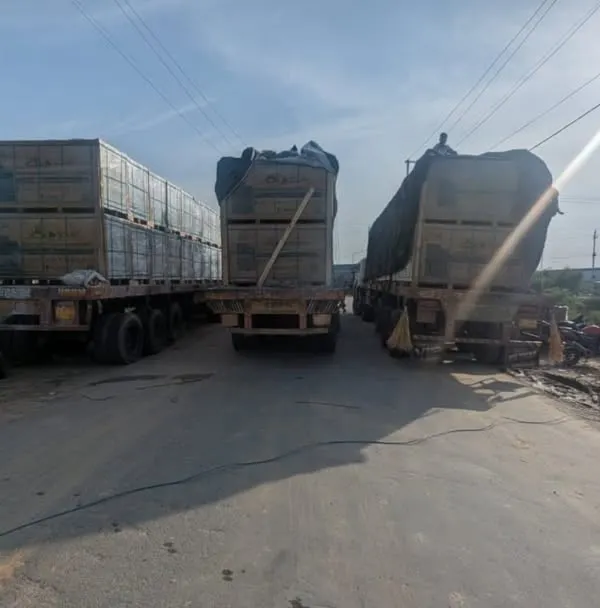Our dispatch operations are a critical part of our commitment to powering India's clean energy transition. Here, trucks loaded with our M10 Mono PERC Bifacial panels are on their way to support PM-KUSUM projects in Rajasthan.