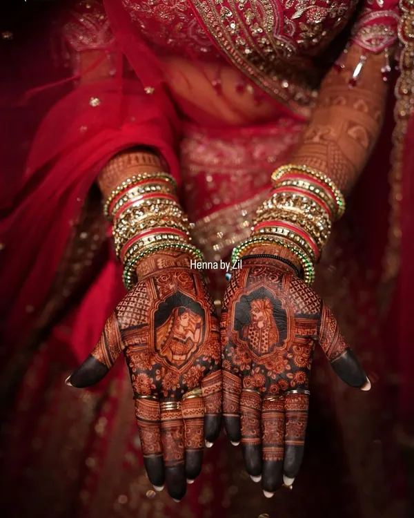This is what bridal dreams are made of. I am obsessed with creating these classic Raja-Rani portraits, bringing a timeless royal love story to your hands. The deep, rich stain is the final touch that makes it perfect.