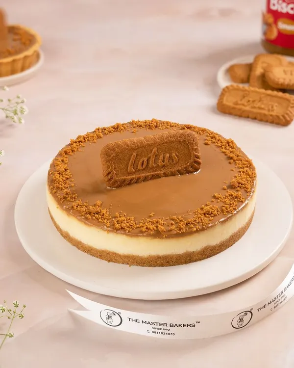I love keeping up with new trends, and this Lotus Biscoff cheesecake is a crowd favorite. It features a creamy cheesecake filling on a crunchy Biscoff biscuit base, topped with a smooth layer of Biscoff spread.