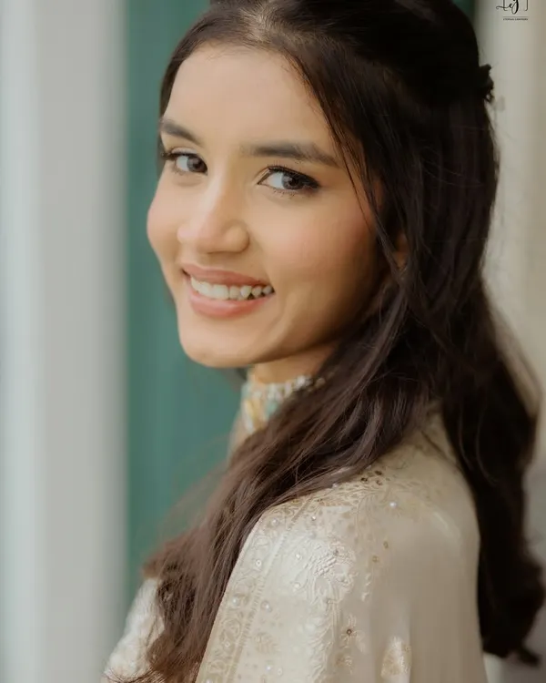 That happy, confident smile is what it's all about. Moksha's natural makeup look was focused on creating a healthy, dewy glow that looked amazing in person and on camera.