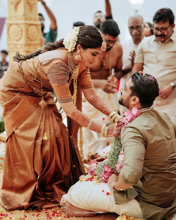The sacred moment of the garland exchange between Sradha and Vinay, a beautiful symbol of their union. I focus on capturing these key rituals with reverence and artistry.